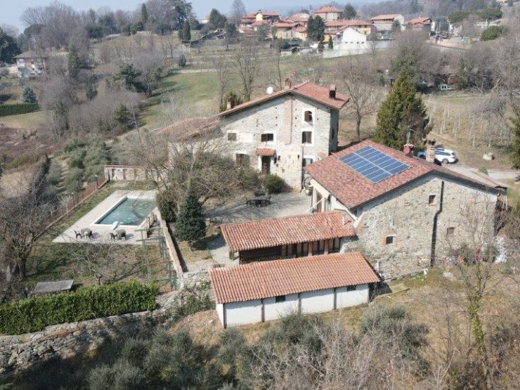 Grande casa storica del XV secolo con dependance, piscina e giardino in vendita a Viverone in Biella / Piemonte