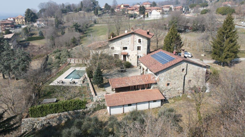 Grande casa storica del XV secolo con dependance, piscina e giardino in vendita a Viverone in Biella / Piemonte