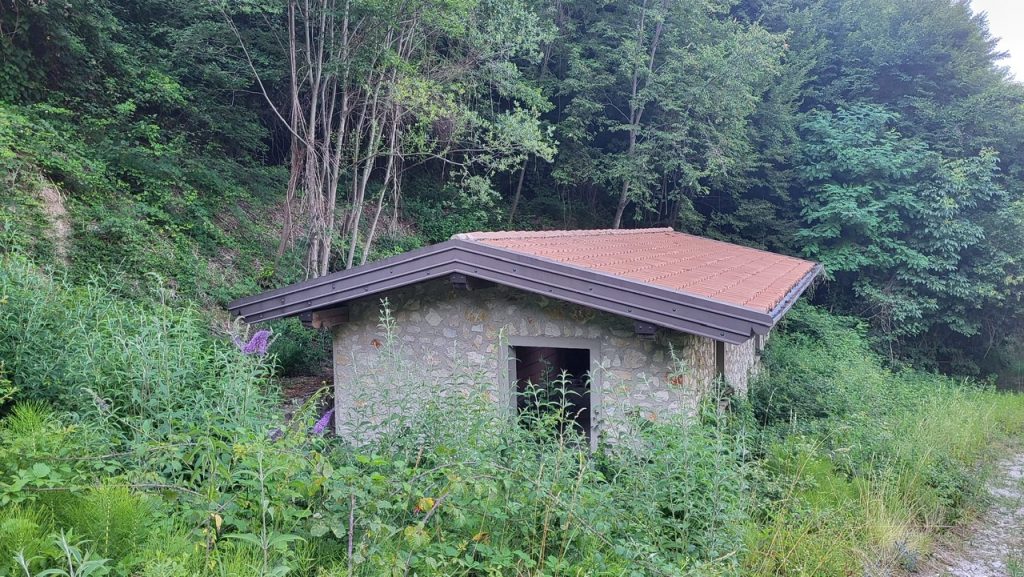 Kleines Landhaus im Rohbau in ruhiger Lage unweit von Voiandes in Tremosine sul Garda zu verkaufen