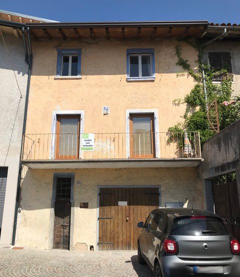 Gepflegtes, historisches Stadthaus mit zwei unabhängigen Wohnungen im Ortskern von Vesio in Tremosine am Gardasee zu verkaufen