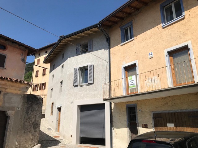 Wohnung mit Balkon und Vorplatz in einem historischen Stadthaus im Ortskern von Vesio in Tremosine am Gardasee zu verkaufen