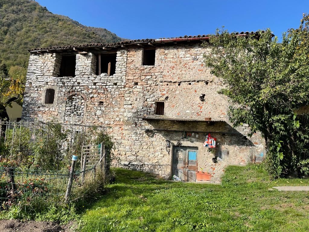 Wunderschöner, sanierungsbedürftiger Naturstein-Rustico in ruhiger und sonniger Lage im historischen Zentrum des schönen Dorfes Prabione in der Gemeinde Tignale am Gardasee zu verkaufen