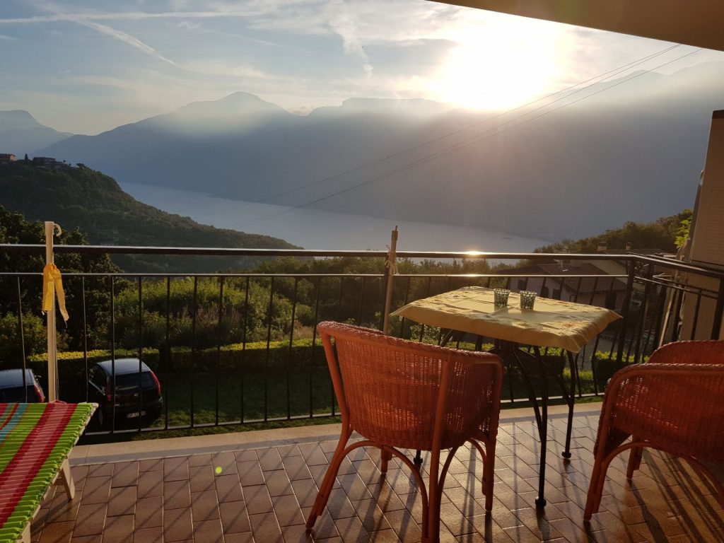 Kleines, renoviertes 1-Zimmer Appartement mit Gemeinschaftsgarten, großem Balkon und einem herrlichen Panoramaseeblick in Prabione / Tignale am Gardasee preisgünstig zu verkaufen