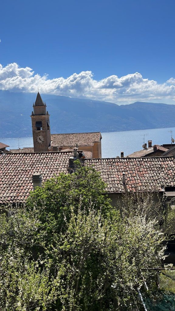 Casa indipendente con giardinetto, terrazza, vista lago e un terreno forestale di mq 17.000 nel centro di Muslone a Gargnano sul Lago di Garda in vendita