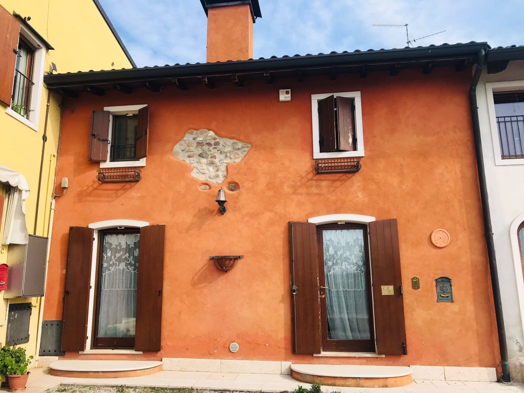 Ampia e curata casa indipendente su tre livelli con terrazza e piccolo giardino in uno storico rustico del XV secolo in vendita a Calmasino di Bardolino, sulla sponda orientale del Lago di Garda