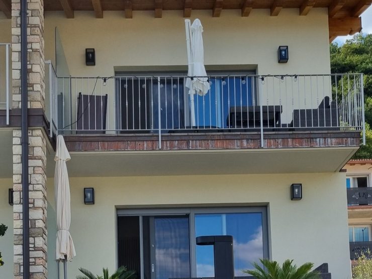 Neuwertiges Reihenendhaus mit Terrasse und Balkon und schönem See- und Bergblick in einer Wohnanlage mit 3 Reihenhäusern und einem Gemeinschaftspool in Aer / Tignale am Gardasee zu verkaufen