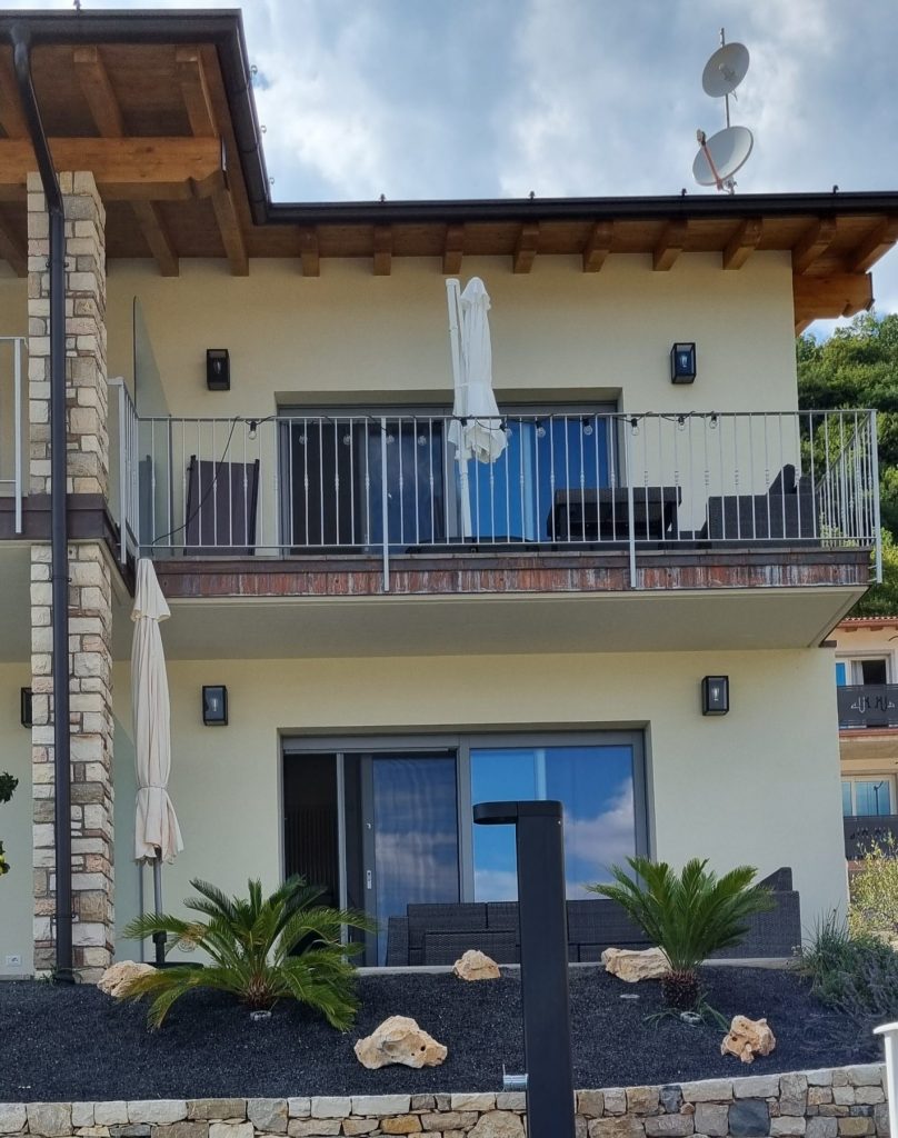 Neuwertiges Reihenendhaus mit Terrasse und Balkon und schönem See- und Bergblick in einer Wohnanlage mit 3 Reihenhäusern und einem Gemeinschaftspool in Aer / Tignale am Gardasee zu verkaufen