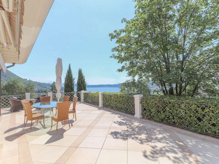 Prachtvolle, große Villa mit Einliegerwohnung, gepflegtem Garten und Swimming Pool oberhalb von Salò am Gardasee zu verkaufen