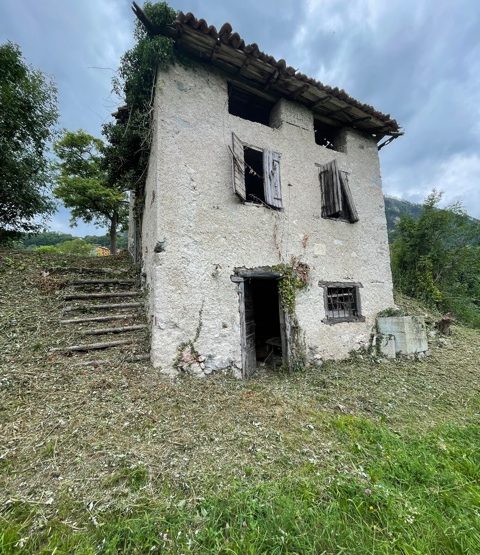 Rustico da ristrutturare su 3 livelli con ampio terreno vicino al bellissimo villaggio di Voiandes a Tremosine sul Lago di Garda in vendita