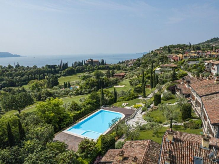Moderne, komplett renovierte Maisonette-Wohnung mit Terrasse, Gemeinschaftspool und 5 Jahresmitgliedschaft in einer einzigartigen Wohnanlage direkt im Golfresort Bogliaco in Toscolano Maderno am Gardasee zu verkaufen