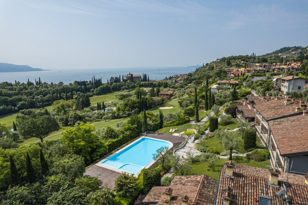 Moderne, komplett renovierte Maisonette-Wohnung mit Terrasse, Gemeinschaftspool und 5 Jahresmitgliedschaft in einer einzigartigen Wohnanlage direkt im Golfresort Bogliaco in Toscolano Maderno am Gardasee zu verkaufen