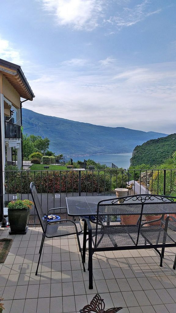 Piccolo appartamento al piano terra in ottime condizioni con cucina moderna, due terrazze con piccolo giardino e garage in vendita a Pregasio di Tremosine sul Lago di Garda