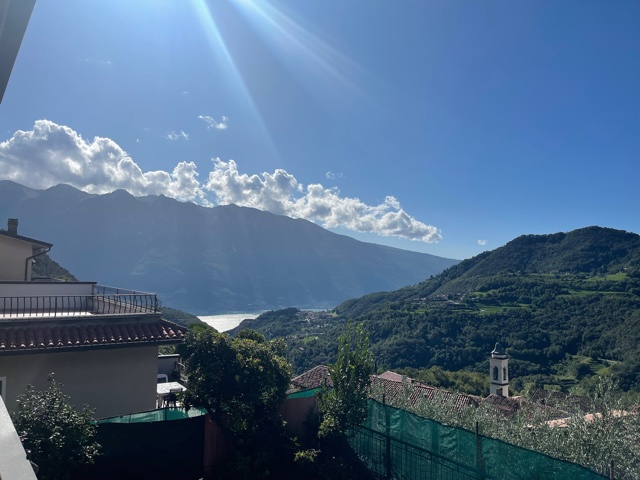 Sonniges, freistehendes Haus mit 2 Ebenen, Garage und Garten in Südlage mit Blick über das Dorf Pieve hinweg zum Gardasee in Vesio in Tremosine zu verkaufen