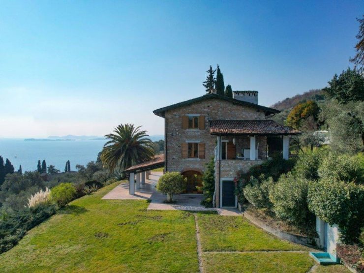 Fantastisches Immobilienkompendium mit rustikaler Villa  und angebauter Scheune und einem großen Grundstück in Toscolano Maderno am Gardasee zu verkaufen