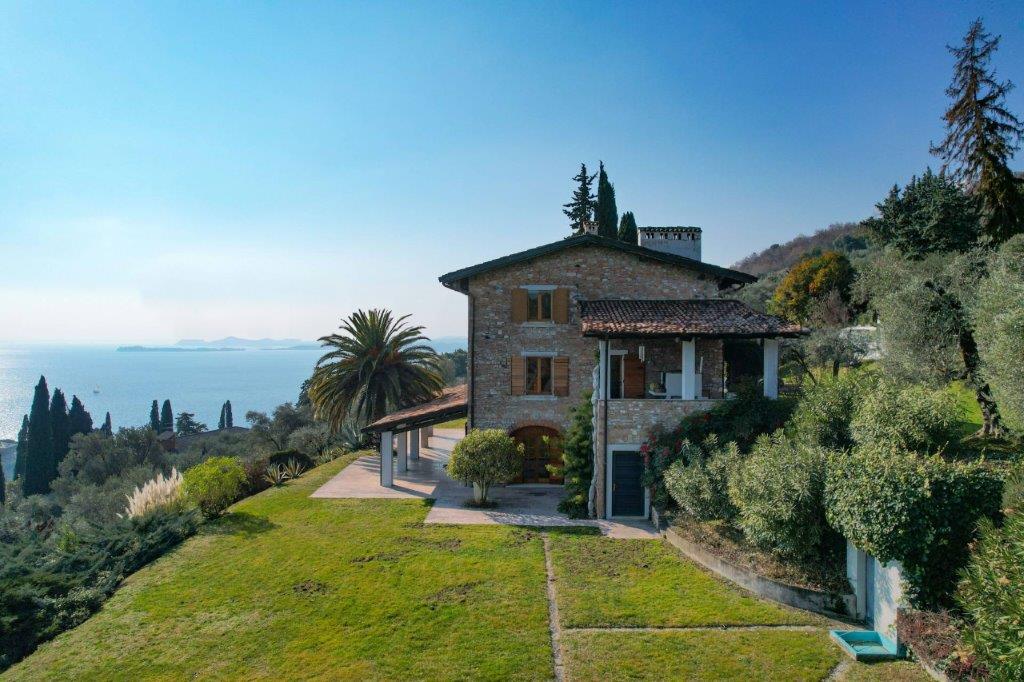 Fantastisches Immobilienkompendium mit rustikaler Villa  und angebauter Scheune und einem großen Grundstück in Toscolano Maderno am Gardasee zu verkaufen