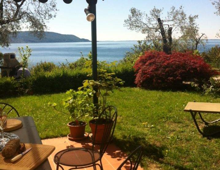 Appartamento ristrutturato con ampio giardino esclusivo con accesso al lago e proprietà annessa con ripostiglio e barbecue in vendita a Toscolano-Maderno sul Lago di Garda